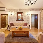 Capo - Old Town - Parking Trogir
