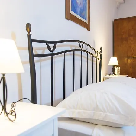 Capo - Old Town - Parking Trogir