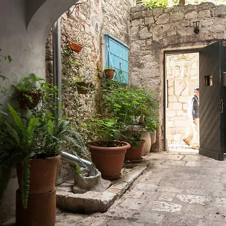 Capo - Old Town - Parking * Trogir