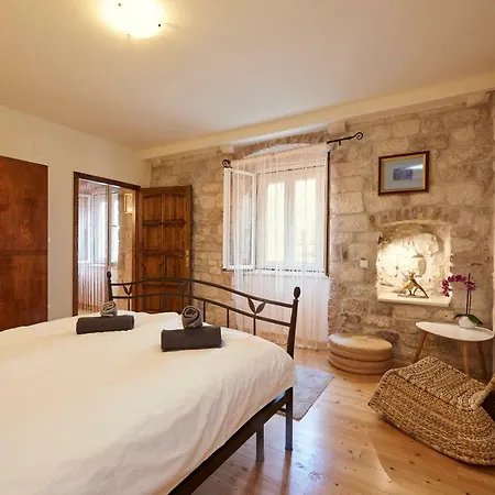 Capo - Old Town - Parking Trogir