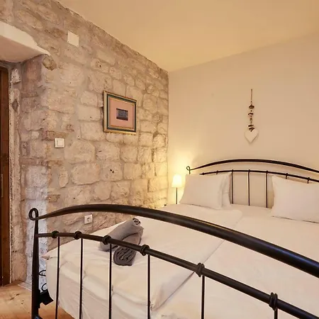 Capo - Old Town - Parking * Trogir