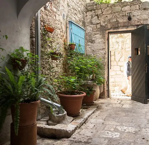 Capo - Old Town - Parking * Trogir