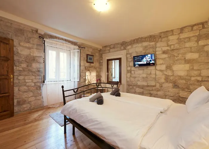 Capo - Old Town - Parking * Trogir