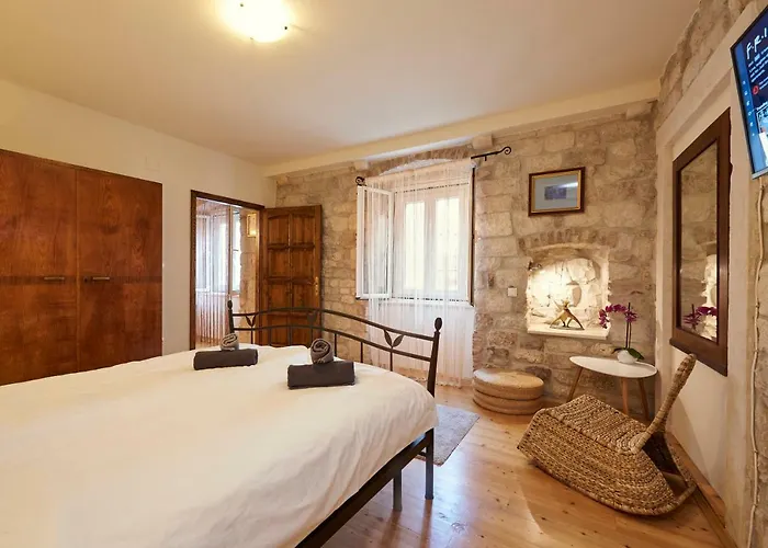 Capo - Old Town - Parking Trogir