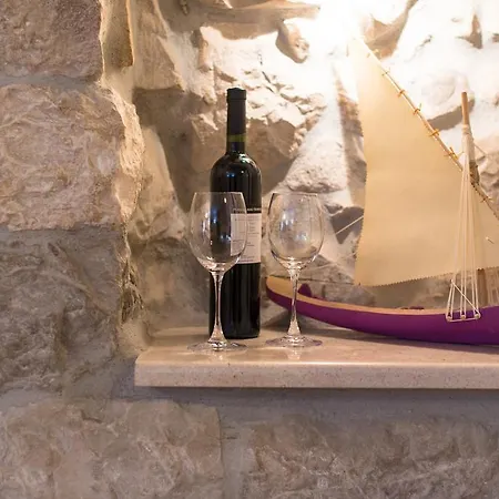 Capo - Old Town - Parking Trogir