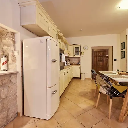 Capo - Old Town - Parking * トロギール