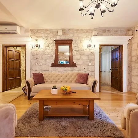 Capo - Old Town - Parking Trogir