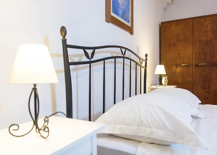 Capo - Old Town - Parking Trogir