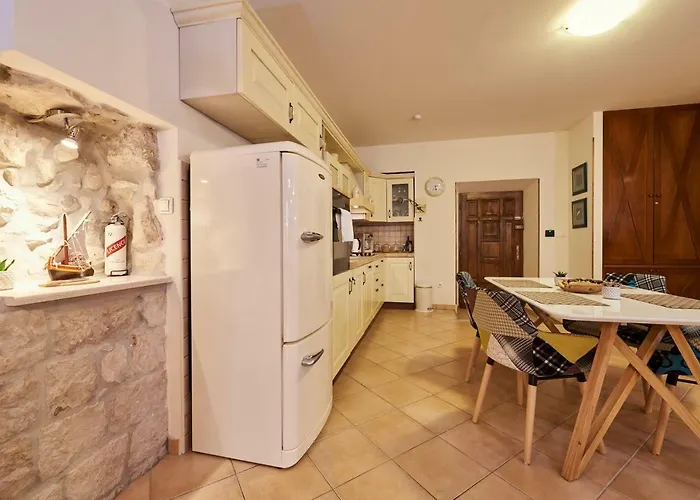 Capo - Old Town - Parking * Trogir