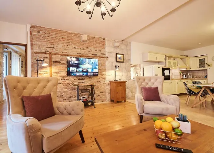 Capo - Old Town - Parking * Trogir