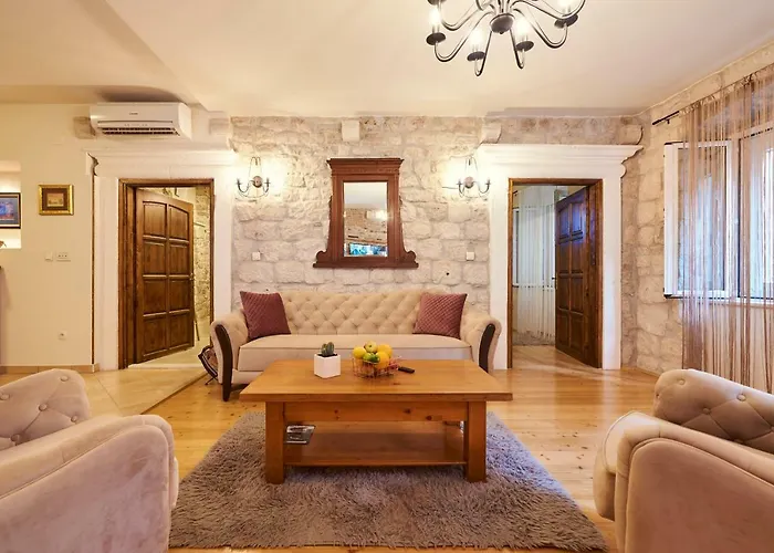 Capo - Old Town - Parking Trogir