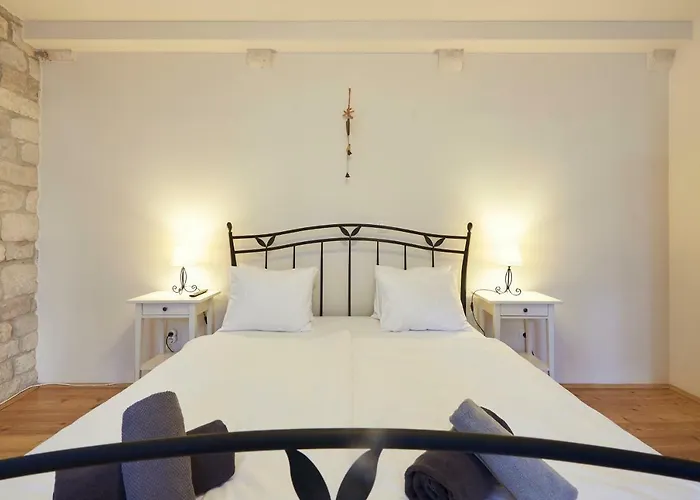 Capo - Old Town - Parking Daire Trogir