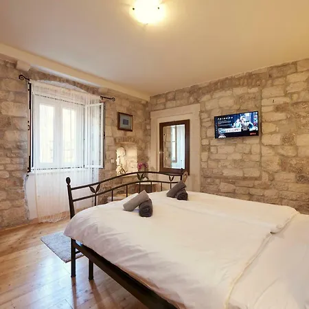 Capo - Old Town - Parking * Trogir