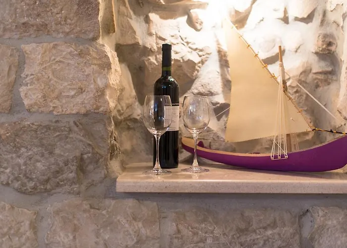 Capo - Old Town - Parking Trogir